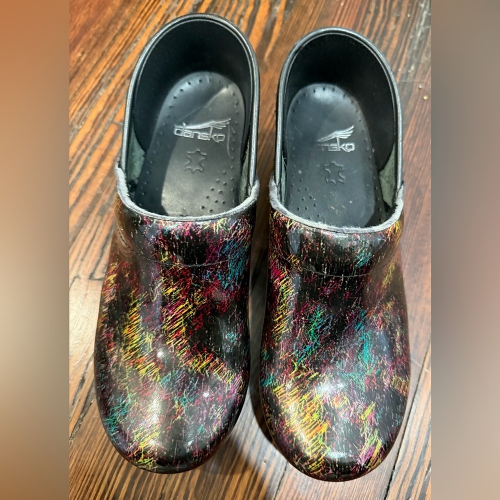 Dansko Rainbow Scribble Patent Leather Clogs Women’s Sz 38 (U.S. 7.5)